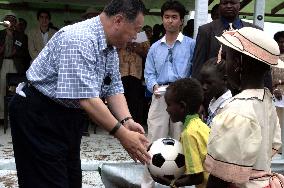 Mori visits refugee camp in Kenya